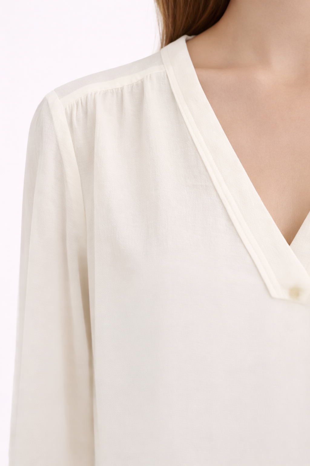 Blusa blanca fluida escote en V – Talla XL - Imagen 3